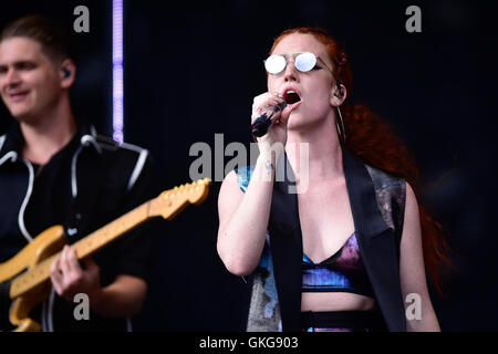 V Festival, Chelmsford, UK. 20. August 2016. Jess Glynne führt am zweiten Tag eines der größten Festivals in Großbritannien, die von Tausenden von Menschen trotz der gelegentlichen schweren Regen genossen wird. Andrew Walmsley/Alamy Live-Nachrichten Stockfoto