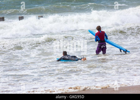 Bournemouth, UK. 20 August 2016.Surfers machen das Beste aus den Bedingungen in Boscombe mit Wind und Flut Credit: Carolyn Jenkins/Alamy Live News Stockfoto