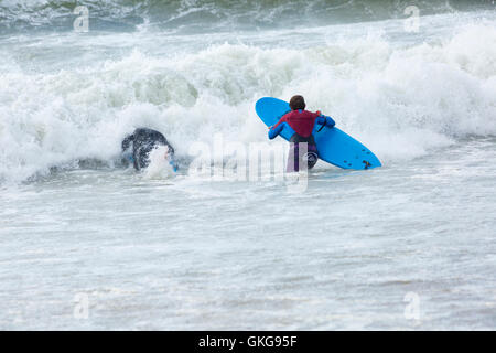 Bournemouth, UK. 20 August 2016.Surfers machen das Beste aus den Bedingungen in Boscombe mit Wind und Flut Credit: Carolyn Jenkins/Alamy Live News Stockfoto