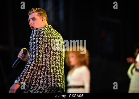 V Festival, Chelmsford, UK. 20. August 2016. John Newman führt am zweiten Tag eines der größten Festivals in Großbritannien, die von Tausenden von Menschen trotz der gelegentlichen schweren Regen genossen wird. Andrew Walmsley/Alamy Live-Nachrichten Stockfoto