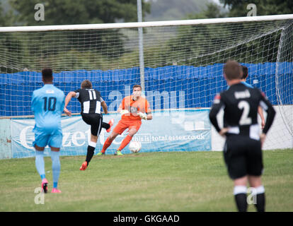 Brentwood Essex, 20. August 2016 Kurt Smith (Nummer 11) Partituren Tilbury FC Anschlusstreffer der eine gewinnende zwei Gegentore Brentwood FC in die Emirate FA Cup Vorrunde in Brentwood Credit: Ian Davidson/Alamy Live News Stockfoto