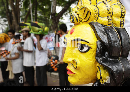 Dhaka, Bangladesch. 20. August 2016. Bangladeshi Demonstranten halten Bildnis während einer Protestaktion fordern die Abschaffung des vorgeschlagenen Rampal Kraftwerks nahe dem Shaheed Minar Denkmal in Dhaka, Bangladesch, 20. August 2016 sammeln. Die Aktivisten-Plattform angekündigt das Programm an einem Sitzstreik auf der zentralen Shaheed Minar am Samstag aus Protest gegen das Werk, behauptet, dass es die Sundarbans Schaden wird. Bildnachweis: ZUMA Press, Inc./Alamy Live-Nachrichten Stockfoto