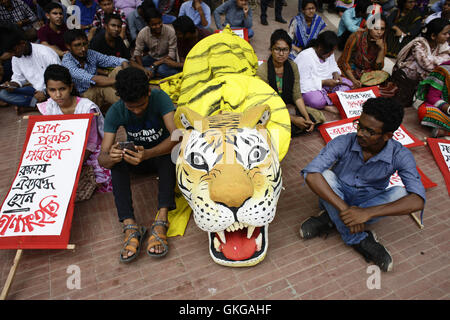 Dhaka, Bangladesch. 20. August 2016. Bangladeshi Demonstranten halten Plakate und ein Tiger-Bildnis während einer Protestaktion fordern die Abschaffung des vorgeschlagenen Rampal Kraftwerks nahe dem Shaheed Minar Denkmal in Dhaka, Bangladesch, 20. August 2016 sammeln. Die Aktivisten-Plattform angekündigt das Programm an einem Sitzstreik auf der zentralen Shaheed Minar am Samstag aus Protest gegen das Werk, behauptet, dass es die Sundarbans Schaden wird. Bildnachweis: ZUMA Press, Inc./Alamy Live-Nachrichten Stockfoto