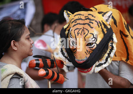 Dhaka, Bangladesch. 20. August 2016. Bangladeshi Demonstranten halten Bildnis während einer Protestaktion fordern die Abschaffung des vorgeschlagenen Rampal Kraftwerks nahe dem Shaheed Minar Denkmal in Dhaka, Bangladesch, 20. August 2016 sammeln. Die Aktivisten-Plattform angekündigt das Programm an einem Sitzstreik auf der zentralen Shaheed Minar am Samstag aus Protest gegen das Werk, behauptet, dass es die Sundarbans Schaden wird. Bildnachweis: ZUMA Press, Inc./Alamy Live-Nachrichten Stockfoto