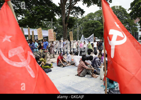 Dhaka, Bangladesch. 20. August 2016. Bangladesch-Aktivisten Protest fordern die Abschaffung des vorgeschlagenen Rampal Kraftwerks nahe dem Shaheed Minar Denkmal in Dhaka, Bangladesch, 20. August 2016 sammeln. Die Aktivisten-Plattform angekündigt das Programm an einem Sitzstreik auf der zentralen Shaheed Minar am Samstag aus Protest gegen das Werk, behauptet, dass es die Sundarbans Schaden wird. Bildnachweis: ZUMA Press, Inc./Alamy Live-Nachrichten Stockfoto