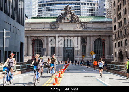 New York, USA. 20. August 2016. Menschen laufen und Radfahren auf Park Avenue Viadukt während Sommer Straßen Credit: Paolo Fontana/Alamy Live News Stockfoto