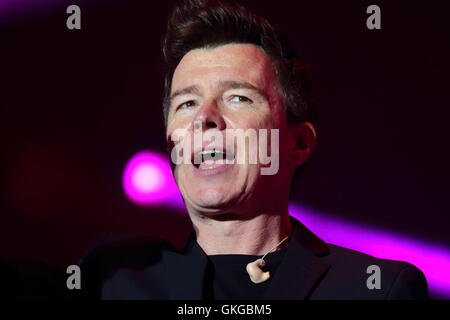 Henley-on-Thames, UK. 20. August 2016. Zurückspulen Süd 80s Music Festival. Musik von Rick Astley Credit: Uwe Deffner/Alamy leben Nachrichten Stockfoto