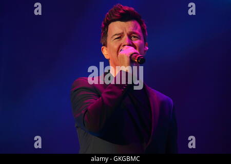 Henley-on-Thames, UK. 20. August 2016. Zurückspulen Süd 80s Music Festival. Musik von Rick Astley Credit: Uwe Deffner/Alamy leben Nachrichten Stockfoto