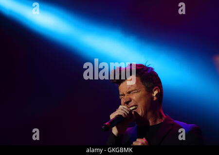 Henley, UK. 20. August 2016. Rückspulen Sie zu, South 80er Jahre Musik-Festival. Tolle Musik von Rickie Astley Credit: Uwe Deffner/Alamy Live News Stockfoto