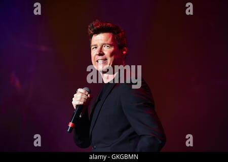 Henley-on-Thames, UK. 20. August 2016. Zurückspulen Süd 80s Music Festival. Musik von Rick Astley Credit: Uwe Deffner/Alamy leben Nachrichten Stockfoto