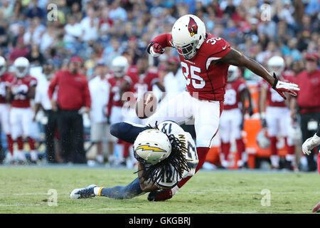 San Diego, CA, USA. 19. August 2016. 9. August 2016: Arizona Cardinals defensive zurück Marqui Christian (25) reißt die Kugel Freiform San Diego Chargers Wide Receiver Travis Benjamin (12) aber Benjamin herrschte nach unten vor die Tasten im Spiel zwischen den Arizona Cardinals und den San Diego Chargers, Qualcomm Stadium, San Diego, CA. Fotograf: Peter Joneleit / ZUMA Wire Service Credit: Peter Joneleit/ZUMA Draht/Alamy Live News Stockfoto