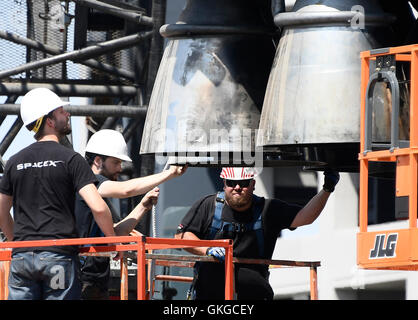 Hawthorne ca. 20. August 2016. SpaceX erste Falcon 9 Rakete, die starten und zurück nach Hause auf einem Schiff der Drohne nach dem Start im Dezember 2015 ist, die es auf eine Trophäe vor SpaceX QH Samstag Aufmachungen. Die Rakete ist 156 ft hoch bei 50.000 Pfund und war mit 2 Kränen gehoben und vor setzen es baut Crenshaw Blvd. und Jack Northrop Ave (gen Blevins/LA DailyNews/ZumaPress Credit: gen Blevins/ZUMA Draht/Alamy Live News Stockfoto