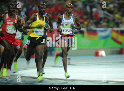 Rio De Janeiro, Brasilien. 20. August 2016. Mohamed Farah (R) of Great Britain konkurriert, die Männer 5000 m Finale der Leichtathletik, Leichtathletik-Veranstaltungen während der Rio 2016 Olympischen Spiele im Olympiastadion in Rio De Janeiro, Brasilien, 20. August 2016 zu gewinnen. Neben ihm laufen Joshua Kiprui Cheptegei von Uganda (C) und Birhanu Balew von Bahrain. Foto: Michael Kappeler/Dpa/Alamy Live News Stockfoto