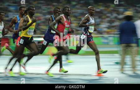 Rio De Janeiro, Brasilien. 20. August 2016. Mohamed Farah (R) of Great Britain konkurriert, die Männer 5000 m Finale der Leichtathletik, Leichtathletik-Veranstaltungen während der Rio 2016 Olympischen Spiele im Olympiastadion in Rio De Janeiro, Brasilien, 20. August 2016 zu gewinnen. Neben ihm ausführen (R-L) Birhanu Balew von Bahrain, Paul Kipkemoi Chelimo der USA und Joshua Kiprui Cheptegei von Uganda. Foto: Michael Kappeler/Dpa/Alamy Live News Stockfoto