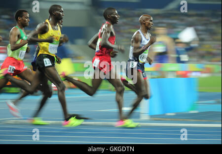 Rio De Janeiro, Brasilien. 20. August 2016. Mohamed Farah (R) of Great Britain konkurriert, die Männer 5000 m Finale der Leichtathletik, Leichtathletik-Veranstaltungen während der Rio 2016 Olympischen Spiele im Olympiastadion in Rio De Janeiro, Brasilien, 20. August 2016 zu gewinnen. Neben ihm laufen Joshua Kiprui Cheptegei von Uganda (L) und Birhanu Balew von Bahrain. Foto: Michael Kappeler/Dpa/Alamy Live News Stockfoto