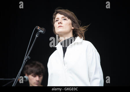 CATE LE BON, KONZERT, 2016: Walisische Sängerin Cate Le Bon mit Celtic Eye Make-up auf der Mountain Stage am zweiten Tag des Green man Festivals 2016 im Glanusk Estate in Brecon, Wales, Großbritannien, 20. August 2016. Bild: Rob Watkins. INFO: Cate Le Bon ist eine walisische Musikerin und Produzentin, die für ihre einzigartige Mischung aus psychedelischem Rock, Folk und Avantgarde-Pop bekannt ist. Ihre unverwechselbare Stimme und ihr eklektischer Stil wurden mit Alben wie „Mug Museum“ und „Reward“ kritisch gelobt und etablierten sie als einflussreiche Persönlichkeit in der zeitgenössischen Musik. Stockfoto