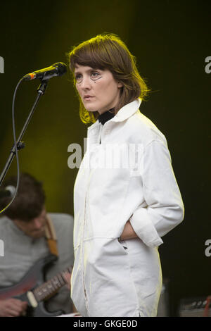 CATE LE BON, KONZERT, 2016: Walisische Sängerin Cate Le Bon mit Celtic Eye Make-up auf der Mountain Stage am zweiten Tag des Green man Festivals 2016 im Glanusk Estate in Brecon, Wales, Großbritannien, 20. August 2016. Bild: Rob Watkins. INFO: Cate Le Bon ist eine walisische Musikerin und Produzentin, die für ihre einzigartige Mischung aus psychedelischem Rock, Folk und Avantgarde-Pop bekannt ist. Ihre unverwechselbare Stimme und ihr eklektischer Stil wurden mit Alben wie „Mug Museum“ und „Reward“ kritisch gelobt und etablierten sie als einflussreiche Persönlichkeit in der zeitgenössischen Musik. Stockfoto