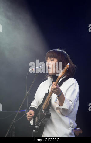 CATE LE BON, KONZERT, 2016: Walisische Sängerin Cate Le Bon mit Celtic Eye Make-up auf der Mountain Stage am zweiten Tag des Green man Festivals 2016 im Glanusk Estate in Brecon, Wales, Großbritannien, 20. August 2016. Bild: Rob Watkins. INFO: Cate Le Bon ist eine walisische Musikerin und Produzentin, die für ihre einzigartige Mischung aus psychedelischem Rock, Folk und Avantgarde-Pop bekannt ist. Ihre unverwechselbare Stimme und ihr eklektischer Stil wurden mit Alben wie „Mug Museum“ und „Reward“ kritisch gelobt und etablierten sie als einflussreiche Persönlichkeit in der zeitgenössischen Musik. Stockfoto