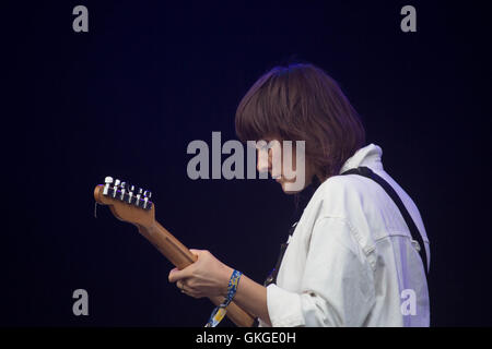 CATE LE BON, KONZERT, 2016: Walisische Sängerin Cate Le Bon mit Celtic Eye Make-up auf der Mountain Stage am zweiten Tag des Green man Festivals 2016 im Glanusk Estate in Brecon, Wales, Großbritannien, 20. August 2016. Bild: Rob Watkins. INFO: Cate Le Bon ist eine walisische Musikerin und Produzentin, die für ihre einzigartige Mischung aus psychedelischem Rock, Folk und Avantgarde-Pop bekannt ist. Ihre unverwechselbare Stimme und ihr eklektischer Stil wurden mit Alben wie „Mug Museum“ und „Reward“ kritisch gelobt und etablierten sie als einflussreiche Persönlichkeit in der zeitgenössischen Musik. Stockfoto