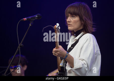 CATE LE BON, KONZERT, 2016: Walisische Sängerin Cate Le Bon mit Celtic Eye Make-up auf der Mountain Stage am zweiten Tag des Green man Festivals 2016 im Glanusk Estate in Brecon, Wales, Großbritannien, 20. August 2016. Bild: Rob Watkins. INFO: Cate Le Bon ist eine walisische Musikerin und Produzentin, die für ihre einzigartige Mischung aus psychedelischem Rock, Folk und Avantgarde-Pop bekannt ist. Ihre unverwechselbare Stimme und ihr eklektischer Stil wurden mit Alben wie „Mug Museum“ und „Reward“ kritisch gelobt und etablierten sie als einflussreiche Persönlichkeit in der zeitgenössischen Musik. Stockfoto