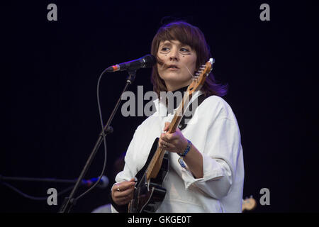 CATE LE BON, KONZERT, 2016: Walisische Sängerin Cate Le Bon mit Celtic Eye Make-up auf der Mountain Stage am zweiten Tag des Green man Festivals 2016 im Glanusk Estate in Brecon, Wales, Großbritannien, 20. August 2016. Bild: Rob Watkins. INFO: Cate Le Bon ist eine walisische Musikerin und Produzentin, die für ihre einzigartige Mischung aus psychedelischem Rock, Folk und Avantgarde-Pop bekannt ist. Ihre unverwechselbare Stimme und ihr eklektischer Stil wurden mit Alben wie „Mug Museum“ und „Reward“ kritisch gelobt und etablierten sie als einflussreiche Persönlichkeit in der zeitgenössischen Musik. Stockfoto