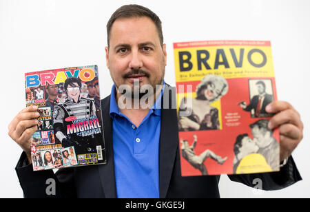 München, Deutschland. 11. August 2016. Journalist und ehemaliger Chefredakteur des Teen hält Jugendzeitschrift Bravo, Alex Gernandt, die erste Ausgabe der Bravo von 26.08.1956 (R) und eine Ausgabe von 1994, in München, Deutschland, 11. August 2016. Das Magazin feiert sein 60-jähriges bestehen auf 26.08.2016. Foto: SVEN HOPPE/DPA/Alamy Live-Nachrichten Stockfoto