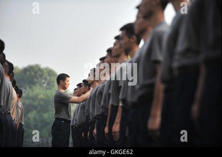 (160821)--DEYANG, 21. August 2016 (Xinhua)--Auszubildenden üben auf dem Campus der Guanghan China Aviation Flight University of China in Deyang, Südwesten der chinesischen Provinz Sichuan, 19. August 2016. Aviation Security-Officer, auch bekannt als Flug-Security-Officer, ist verantwortlich für die Sicherheit der an Bord befindlichen Personen und Flugzeug auf eine zivile Luftfahrzeuge Bewachung. Um eine Luftfahrt geworden ist Beauftragter für die Gefahrenabwehr keine einfache Sache. Nachdem ein vorbereitendes Training für zwei Monate und einen halben müssen Bewerber mindestens 100 Stunden Training auf echten Flugzeugen. Trotz der starren Test, wählen viele junge Chinesen diesen Job als ihre Stockfoto