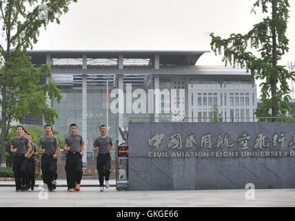 (160821)--DEYANG, 21. August 2016 (Xinhua)--Auszubildenden üben auf dem Campus der Guanghan China Aviation Flight University of China in Deyang, Südwesten der chinesischen Provinz Sichuan, 18. August 2016. Aviation Security-Officer, auch bekannt als Flug-Security-Officer, ist verantwortlich für die Sicherheit der an Bord befindlichen Personen und Flugzeug auf eine zivile Luftfahrzeuge Bewachung. Um eine Luftfahrt geworden ist Beauftragter für die Gefahrenabwehr keine einfache Sache. Nachdem ein vorbereitendes Training für zwei Monate und einen halben müssen Bewerber mindestens 100 Stunden Training auf echten Flugzeugen. Trotz der starren Test, wählen viele junge Chinesen diesen Job als ihre Stockfoto