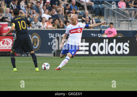 Chester, Pennsylvania, USA. 20. August 2016. Toronto FC-Spieler, MICHAEL BRADLEY, (4) im Kampf gegen Philadelphia Union-Spieler, TRANQUILLO BARNETTA (10) während des Spiels statt Talen-Energie-Stadion in Chester Pa Credit: Ricky Fitchett/ZUMA Draht/Alamy Live News Stockfoto