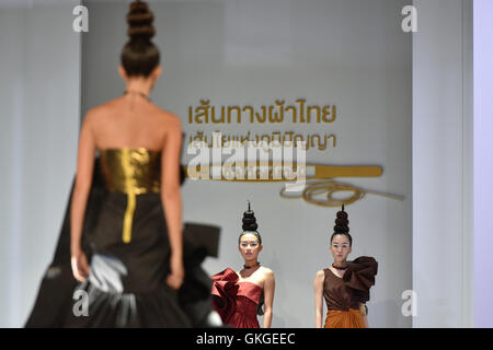 Bangkok, Thailand. 20. August 2016. Thai Stoff Kreationen präsentieren während einer Modenschau in Bangkok, Thailand, 20. August 2016. Mode-Designs repräsentieren Stile von 15 Thai Stoff produzierenden Bereiche wurden zu einer Laufsteg-Show mit dem Titel "die Passage von Thai Stoff" Samstag Nacht in Bangkok gesetzt. Die Veranstaltung wurde von der Tourism Authority of Thailand (TAT), öffentliche Anerkennung und internationale Bewusstsein für die traditionelle thailändische handgewebte Stoff zu fördern. © Li Mangmang/Xinhua/Alamy Live-Nachrichten Stockfoto