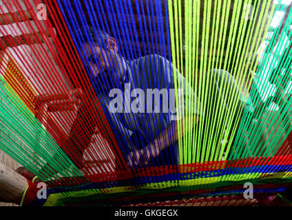 (160821)--Peking, 21. August 2016 (Xinhua)--A Mann strickt eine traditionelle gewebt Bett am Ort genannt "Charpai" in Peshawar, nordwestlichen Pakistan, 18. August 2016. (Xinhua/Ahmad Sidique) Stockfoto