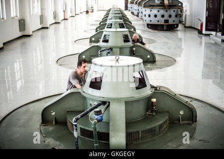 (160821)--Peking, 21. August 2016 (Xinhua)--Mitarbeiter überprüfen Sie Ausrüstung am Tangxun See Pumpstation in Wuhan, der Hauptstadt der Provinz Zentral-China-Hubei, 17. August 2016. (Xinhua/Xiao Yijiu) Stockfoto