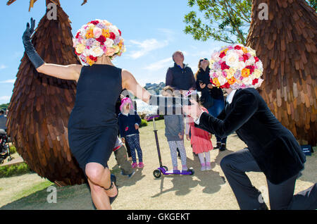 Sydney, Australien. 21. August 2016. Barangaroo Reserve genießt seit Eröffnung des ersten Geburtstags-Party. Die Geburtstags-Party enthalten viele Activetivies / Leistungen einschließlich eine Willkommen an Land, Sydneys Childrens Chior Leistung, wechselnde Musikdarbietungen, Orientierungslauf, pop-up-Naturspielplatz und Bildhauerei am Barangaroo. Abgebildet sind wechselnde Interpreten. Bildnachweis: Mjmediabox / Alamy Live News Stockfoto