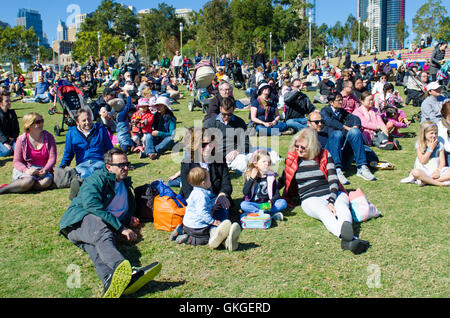 Sydney, Australien. 21. August 2016. Barangaroo Reserve genießt seit Eröffnung des ersten Geburtstags-Party. Die Geburtstags-Party enthalten viele Activetivies / Leistungen einschließlich eine Willkommen an Land, Sydneys Childrens Chior Leistung, wechselnde Musikdarbietungen, Orientierungslauf, pop-up-Naturspielplatz und Bildhauerei am Barangaroo. Abgebildet sind die Massen, die den Geburtstag gefeiert. Bildnachweis: Mjmediabox / Alamy Live News Stockfoto