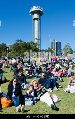 Sydney, Australien. 21. August 2016. Barangaroo Reserve genießt seit Eröffnung des ersten Geburtstags-Party. Die Geburtstags-Party enthalten viele Activetivies / Leistungen einschließlich eine Willkommen an Land, Sydneys Childrens Chior Leistung, wechselnde Musikdarbietungen, Orientierungslauf, pop-up-Naturspielplatz und Bildhauerei am Barangaroo. Abgebildet sind die Massen, die den Geburtstag gefeiert. Bildnachweis: Mjmediabox / Alamy Live News Stockfoto