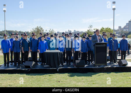 Sydney, Australien. 21. August 2016. Barangaroo Reserve genießt seit Eröffnung des ersten Geburtstags-Party. Die Geburtstags-Party enthalten viele Activetivies / Leistungen einschließlich eine Willkommen an Land, Sydneys Childrens Chior Leistung, wechselnde Musikdarbietungen, Orientierungslauf, pop-up-Naturspielplatz und Bildhauerei am Barangaroo. Bildnachweis: Mjmediabox / Alamy Live News Stockfoto