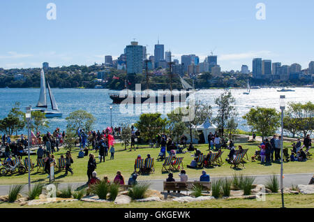 Sydney, Australien. 21. August 2016. Barangaroo Reserve genießt seit Eröffnung des ersten Geburtstags-Party. Die Geburtstags-Party enthalten viele Activetivies / Leistungen einschließlich eine Willkommen an Land, Sydneys Childrens Chior Leistung, wechselnde Musikdarbietungen, Orientierungslauf, pop-up-Naturspielplatz und Bildhauerei am Barangaroo. Abgebildet ist die Barangaroo Reserve-Bereich. Bildnachweis: Mjmediabox / Alamy Live News Stockfoto