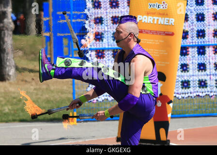 Toronto, Kanada. 20. August 2016. Ein Mann führt beim 2016 Port Credit Busker Festival in Mississauga, Ontario, Kanada, 20. August 2016. Zum Auftakt am Freitag, soll der dreitägigen Straßenfest mit Dutzenden von Entertainer aus der ganzen Welt Tausende von Besuchern zu zeichnen. Bildnachweis: Zou Zheng/Xinhua/Alamy Live-Nachrichten Stockfoto