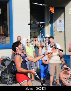 Toronto, Kanada. 20. August 2016. Ein Mann führt beim 2016 Port Credit Busker Festival in Mississauga, Ontario, Kanada, 20. August 2016. Zum Auftakt am Freitag, soll der dreitägigen Straßenfest mit Dutzenden von Entertainer aus der ganzen Welt Tausende von Besuchern zu zeichnen. Bildnachweis: Zou Zheng/Xinhua/Alamy Live-Nachrichten Stockfoto