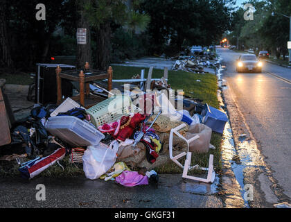 Baton Rouge, Louisiana, USA. 20. August 2016. Möbel sind am Straßenrand in Baton Rouge, USA, 20. August 2016 verlassenen gesehen. Schwere Überschwemmungen durch Starkregen, traf den südlichen Teil des US-Bundesstaat Louisiana. Laut lokalen Medien bis zu 13 Personen wurden getötet und Tausende von Bewohnern wurden gezwungen, ihre Häuser zu verlassen.  Bildnachweis: Xinhua/Alamy Live-Nachrichten Stockfoto