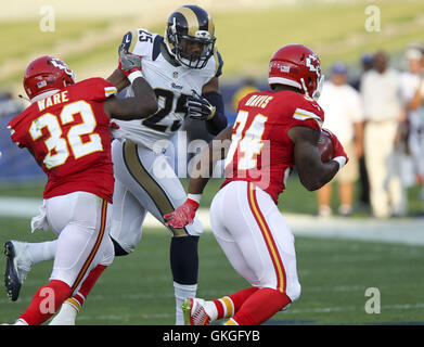 Los Angeles, Kalifornien, USA. 20. August 2016. Kansas City Chiefs Knile Davis #34 läuft der Ball gegen die Los Angeles Rams t.j. McDonald #25 während einer Vorsaison NFL Football-Spiel, Samstag, 20. August 2016, in Los Angeles. Die Rams gewann 21-20. Bildnachweis: Ringo Chiu/ZUMA Draht/Alamy Live-Nachrichten Stockfoto