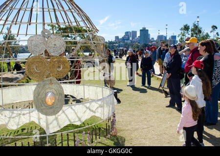 Sydney, Australien. 21. August 2016. Finaltag der Kunstausstellung "Skulptur am Barangaroo". Diese Kunstausstellung fand in und um die Barangaroo Reservat in Sydney. Die Massen im Bild betrachten das Kunstwerk Barangaroo zu träumen. Bildnachweis: Mjmediabox/Alamy Live-Nachrichten Stockfoto