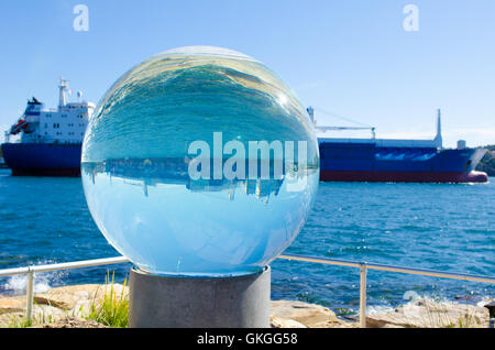 Sydney, Australien. 21. August 2016. Finaltag der Kunstausstellung "Skulptur am Barangaroo". Diese Kunstausstellung fand in und um die Barangaroo Reservat in Sydney. Im Bild wird das Kunstwerk Horizont von Lucy Humphrey erstellt. Bildnachweis: Mjmediabox/Alamy Live-Nachrichten Stockfoto