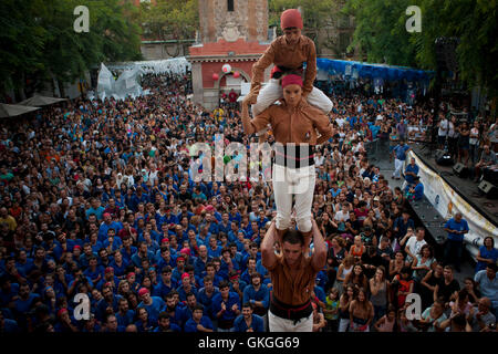 Barcelona, Katalonien, Spanien. 20. August 2016.  Ein menschliche Turm (Castell auf Katalanisch) ist bei Les Festes de Gracia in Barcelona gebaut.  Für das Gracia Viertel Summer Festival (Festes de Gracia) der traditionellen Jornada Castellera (menschliche Türme Tag) auf dem Hauptplatz des Stadtteils katalanischen stattgefunden hat. Bildnachweis: Jordi Boixareu/Alamy Live-Nachrichten Stockfoto