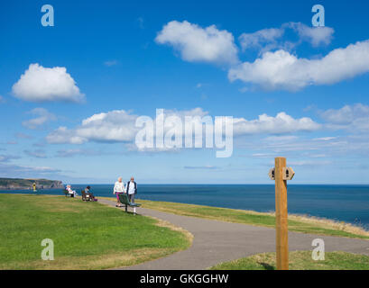 Blick nach Süden von West Cliff in Whitby auf dem Cleveland WayNational Trail. Whitby, North Yorkshire, England, Großbritannien Stockfoto