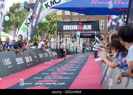 Kopenhagen, Dänemark. 21. August 2016, 4. Alberto Casadei und die 5. Igor Amorelli bei Männern kurz vor der Überquerung der Ziellinie in der KMD Ironman Kopenhagen 2016 Kredit: Oliver Förstner/Alamy Live News Stockfoto