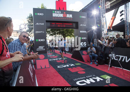 Kopenhagen, Dänemark. 21. August 2016, Triathlet Alberto Casade überqueren der Ziellinie als 4. bei Männern ist in 08:12:53 am KMD Ironman Kopenhagen 2016 Credit: Oliver Förstner/Alamy Live News Stockfoto