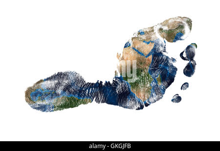 Echte Abdruck der Füße des Kindes in Kombination mit einer Karte unseres blauen Planeten Erde Stockfoto