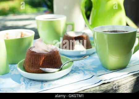 Schokolade Soufflee mit Zucker des Konditors Stockfoto