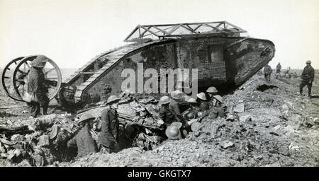 Mark I männlichen Tank C15, überquert einen britischen Graben auf dem Weg zum Thiepval an der Somme, 25. September 1916 angreifen Stockfoto